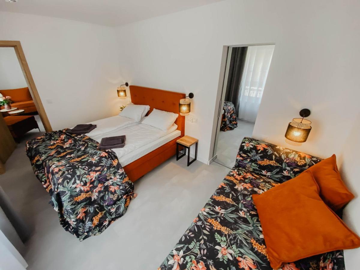 Cztery Pory Roku Appartement Wiele Buitenkant foto