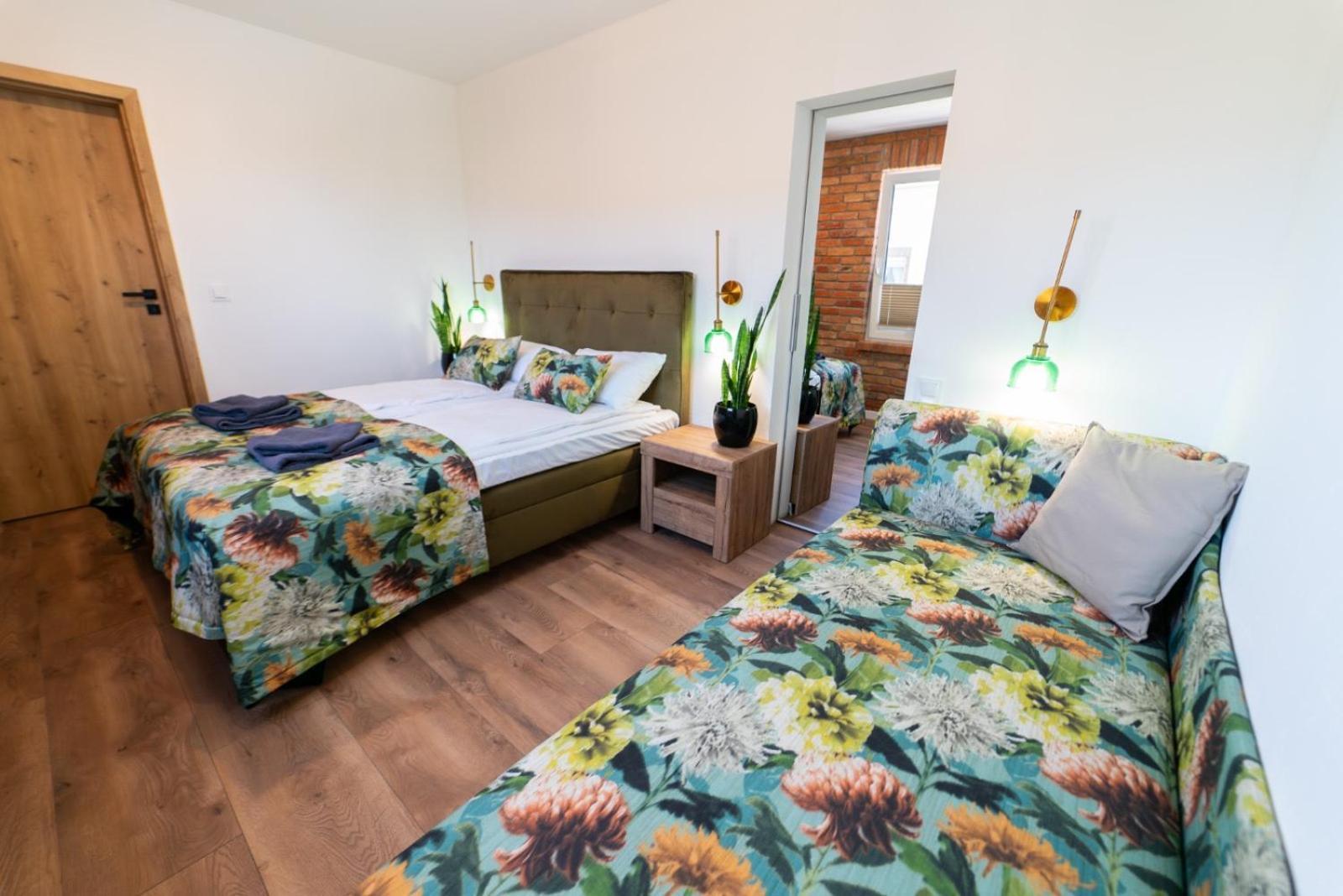 Cztery Pory Roku Appartement Wiele Buitenkant foto
